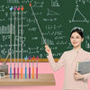 Una mujer señala ecuaciones matemáticas escritas en una pizarra verde con un juego de cinco punteros retráctiles para maestro