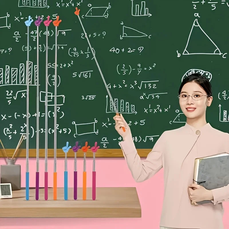 Una mujer señala ecuaciones matemáticas escritas en una pizarra verde con un juego de cinco punteros retráctiles para maestro