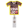 Geliger Acryl-Abzeichenclip mit schwarzer Silhouette einer Reibbürste und dem Text SCRUB LIFE inmitten farbigem Glitzer