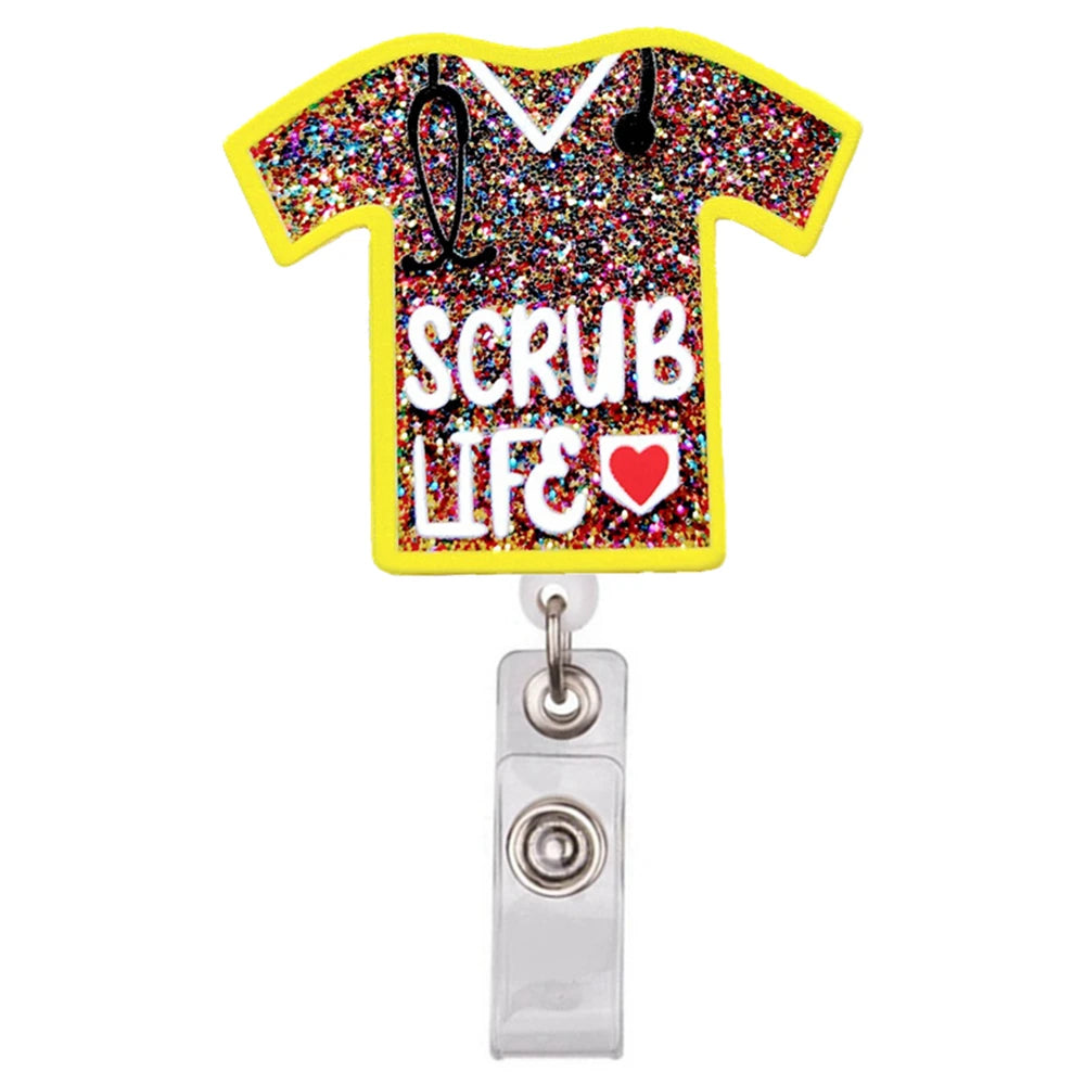 Geliger Acryl-Abzeichenclip mit schwarzer Silhouette einer Reibbürste und dem Text SCRUB LIFE inmitten farbigem Glitzer