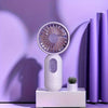 Weißer tragbarer USB-Lade-Mini-Handventilator mit lila Gitter auf weißem Untergrund.