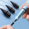 Une main tient un crayon bleu clair à plusieurs pointes noires, montrant différentes tailles et angles.