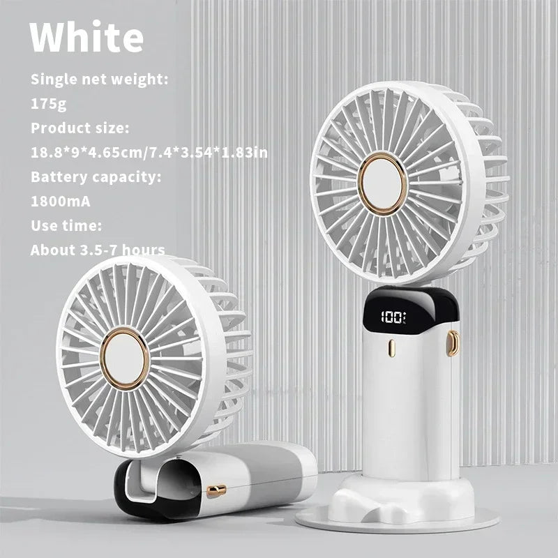 Un ventilador mini portátil blanco con rejilla circular y batería en un escritorio.