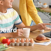 Eine Person benutzt eine iPad-Tastaturhülle auf einem Holztisch, umgeben von frischem Obst und Gemüse.