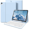 Blaues Premium-Leder-Keyboard-Etui für ein iPad zusammen mit dem Gerät.