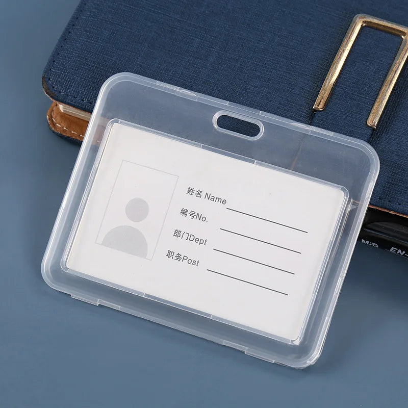 Porta credencial de plástico transparente con tarjeta blanca, sobre una carpeta azul oscuro.