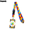 Buntes Puzzle-Teil-Muster-Lanyard mit schwarzem Band und runder Schlüsselring.