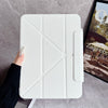 Una funda protectora blanca para un iPad junto a una pantalla de tableta.