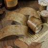 Rollen von altem, vergilbtem Papierband mit handschriftlicher Schrift und Dekorationen