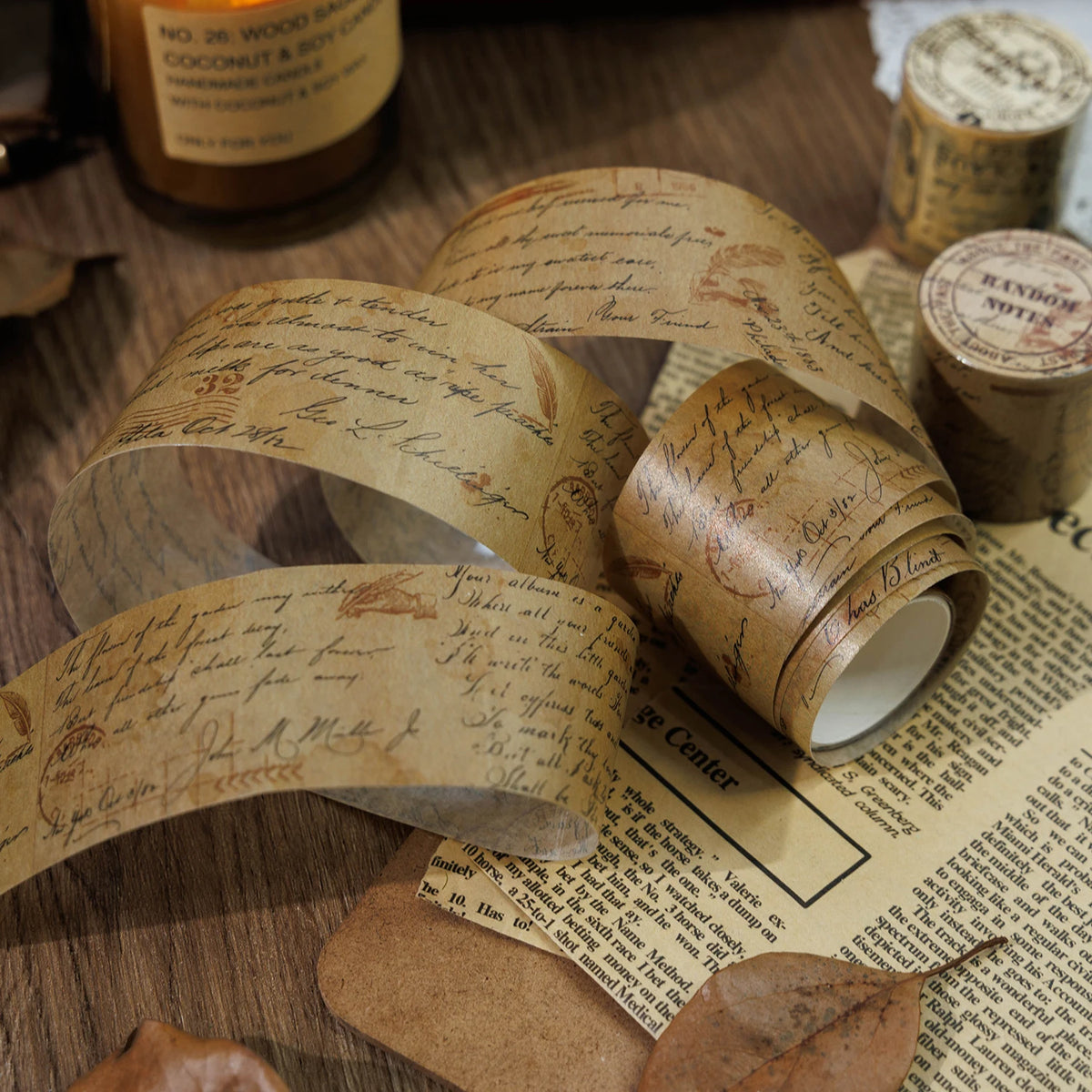 Rollen von altem, vergilbtem Papierband mit handschriftlicher Schrift und Dekorationen
