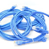 Un paquete enrollado de cables Ethernet planos azules con conectores RJ45.