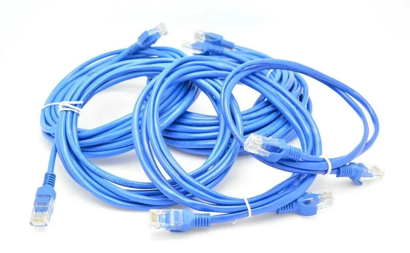 Un paquete enrollado de cables Ethernet planos azules con conectores RJ45.