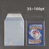 Funda magnética transparente para tarjetas de fotos, mostrando una carta de Pokémon dentro.