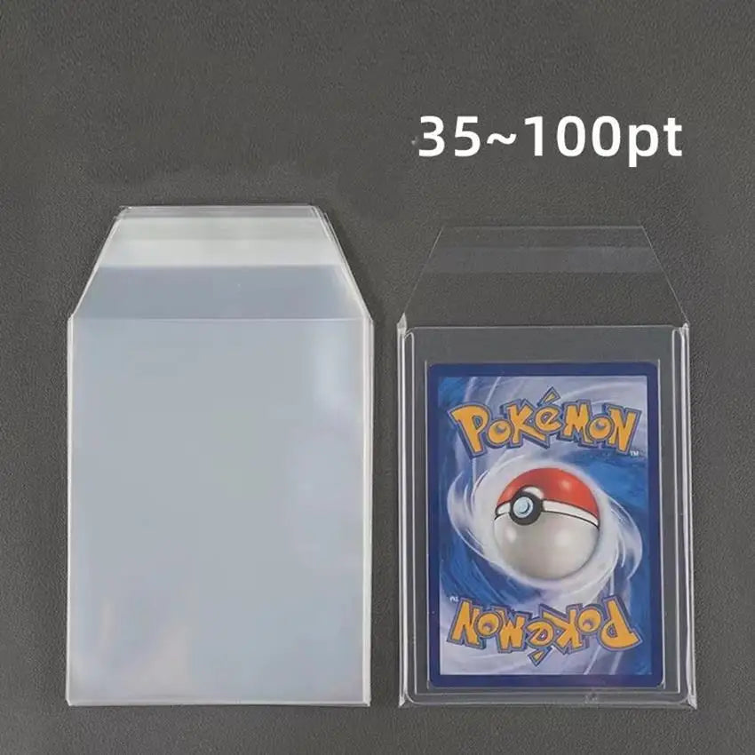 Una funda magnética transparente para proteger fotos con una carta de Pokémon, junto a una funda vacía.