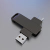 فلاشة معدنية سوداء مع محول OTG موصولة بمنفذ USB