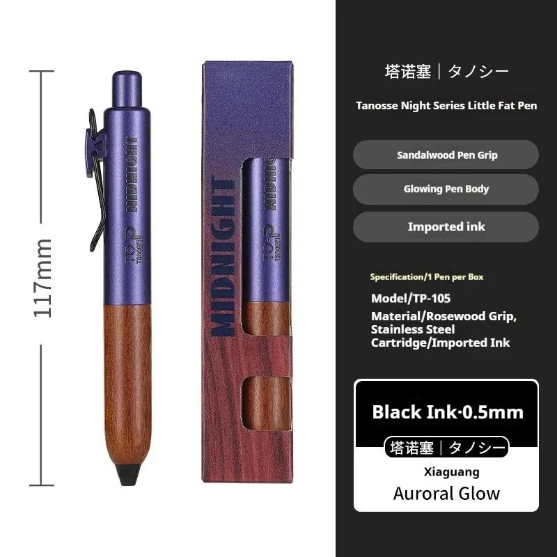 Un bolígrafo morado oscuro y marrón con cuerpo de metal y agarre de madera, junto a sus especificaciones.