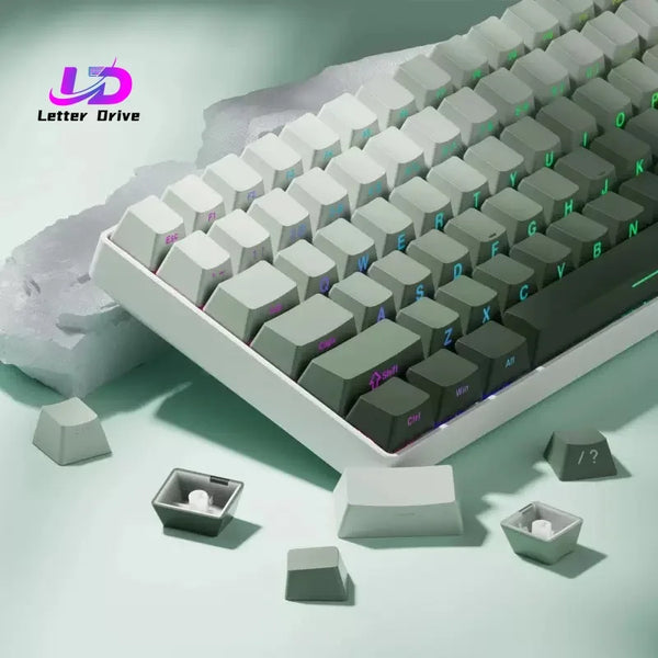 Nahaufnahme einer weißen mechanischen Tastatur mit cyanfarbenen Tastenkappen und RGB-Hintergrundbeleuchtung auf einer hellgrü