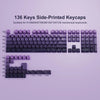 Eine Sammlung von 136 seitlich gedruckten Keycaps in Lila und Dunkelgrau für mechanische Tastaturen.