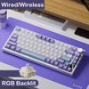 Eine lila und weiße mechanische Tastatur mit RGB-Hintergrundbeleuchtung auf einem Schreibtisch.