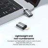 Silberlaptop-Tastatur mit Lightning-auf-USB-C-Adapter und USB-Stick auf weißer Fläche.