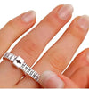 Eine Hand trägt ein Präzisionsmessband und einen Ringgrößen-Tool auf dem Finger.