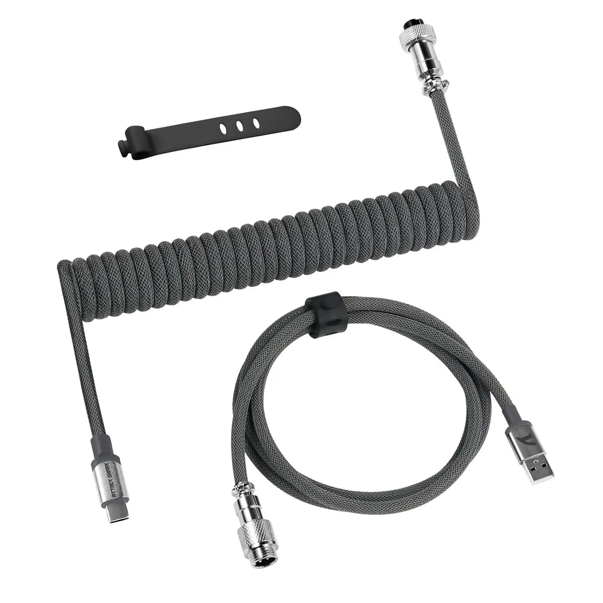 كابل شحن USB-C أسود ملفوف مع مشبك وموصل للوحة المفاتيح الميكانيكية.