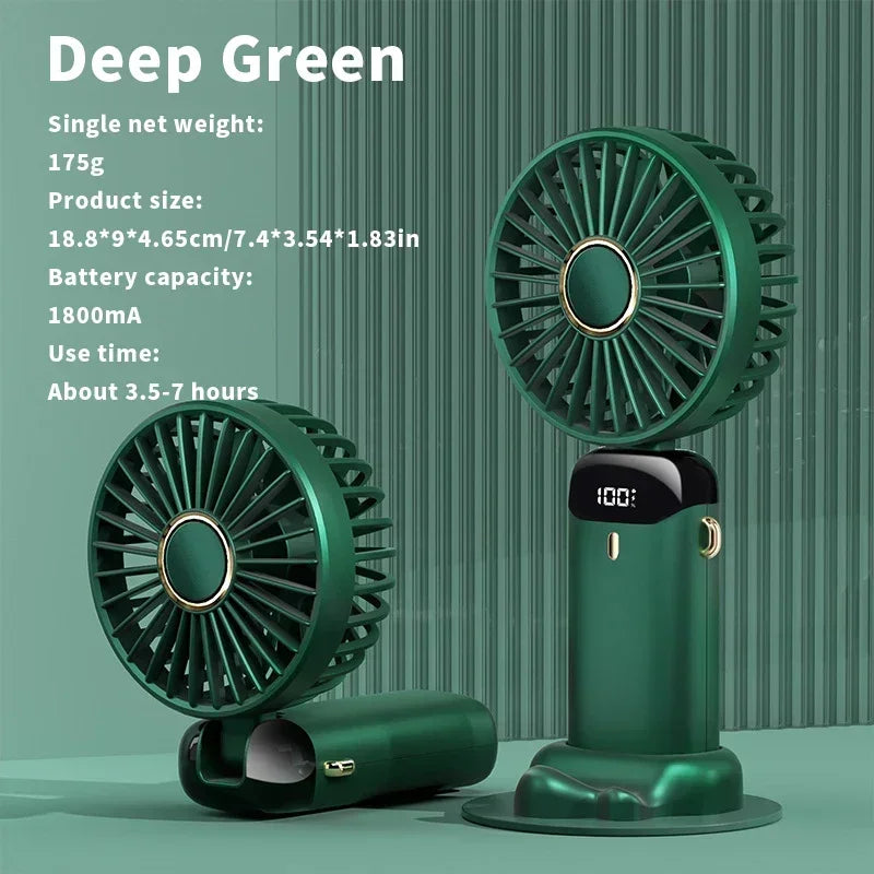 Un ventilador mini portátil verde oscuro con rejilla circular y soporte vertical