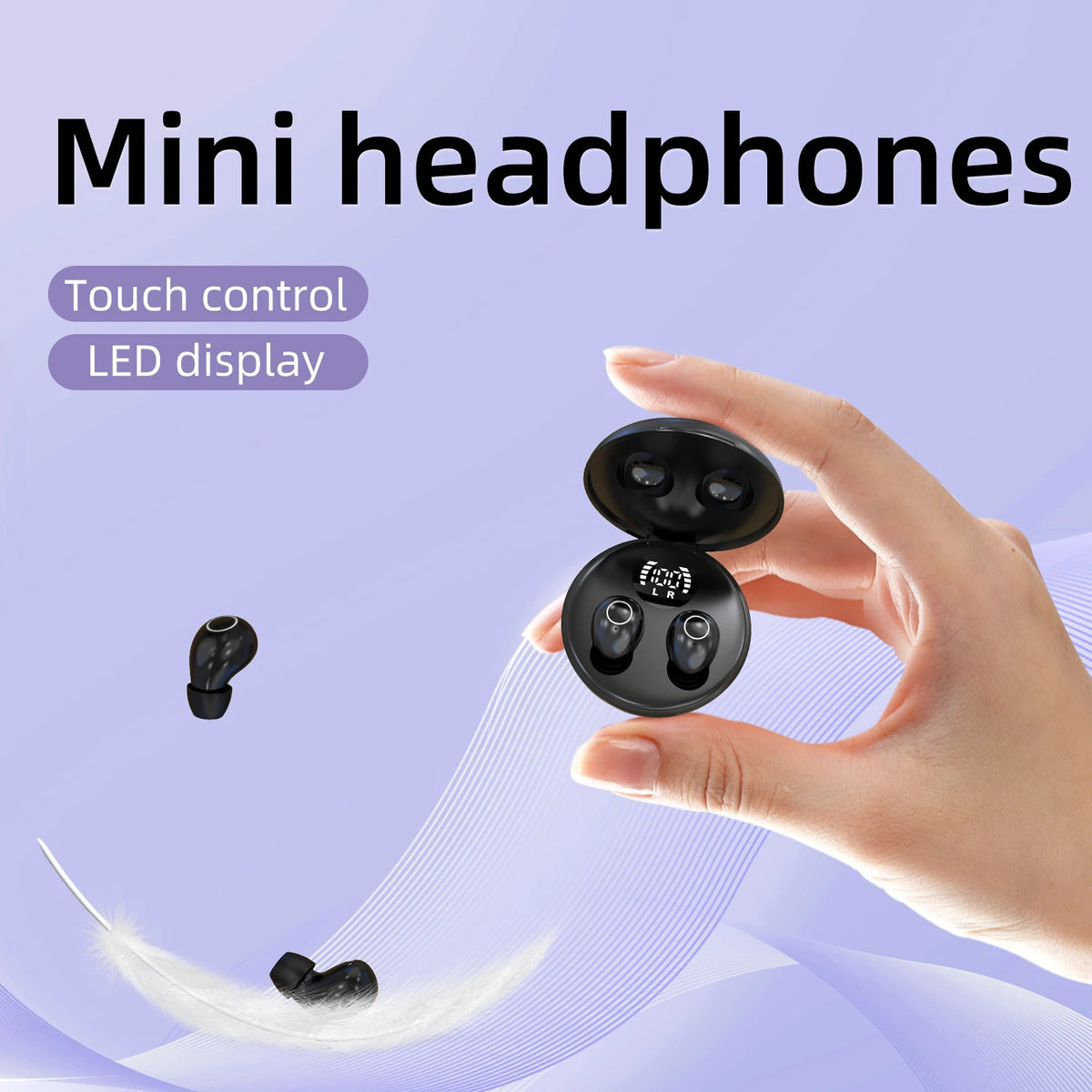 Una mano sostiene unos auriculares mini con control táctil y pantalla LED, sobre un fondo lila claro.