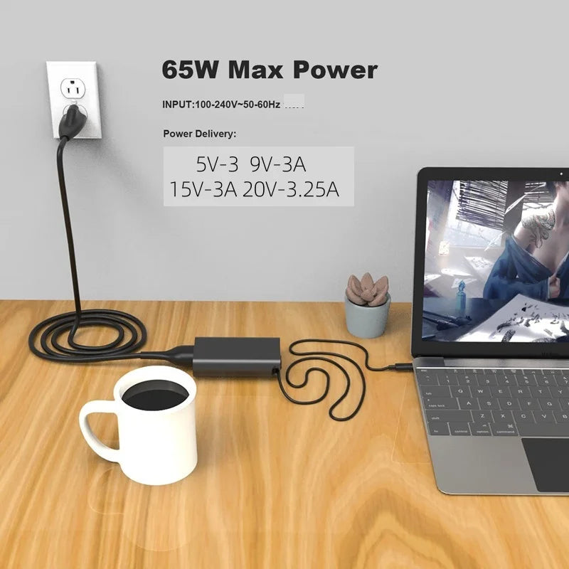 Adaptador de corriente USB Tipo-C negro de 65W conectado a una toma de pared, junto a una laptop y una taza.