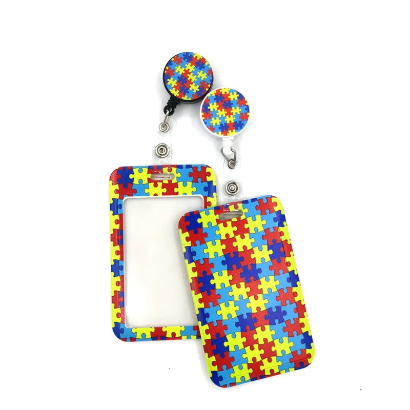 Buntes Puzzle-Teil-Muster-Anhänger für ID-Karten und Handys.