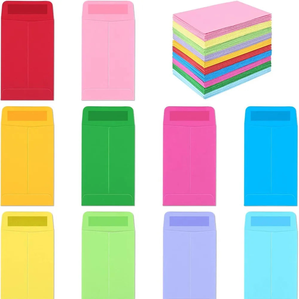 Une collection d'enveloppes en papier colorées empilées dans diverses nuances de rose, vert, jaune et bleu.