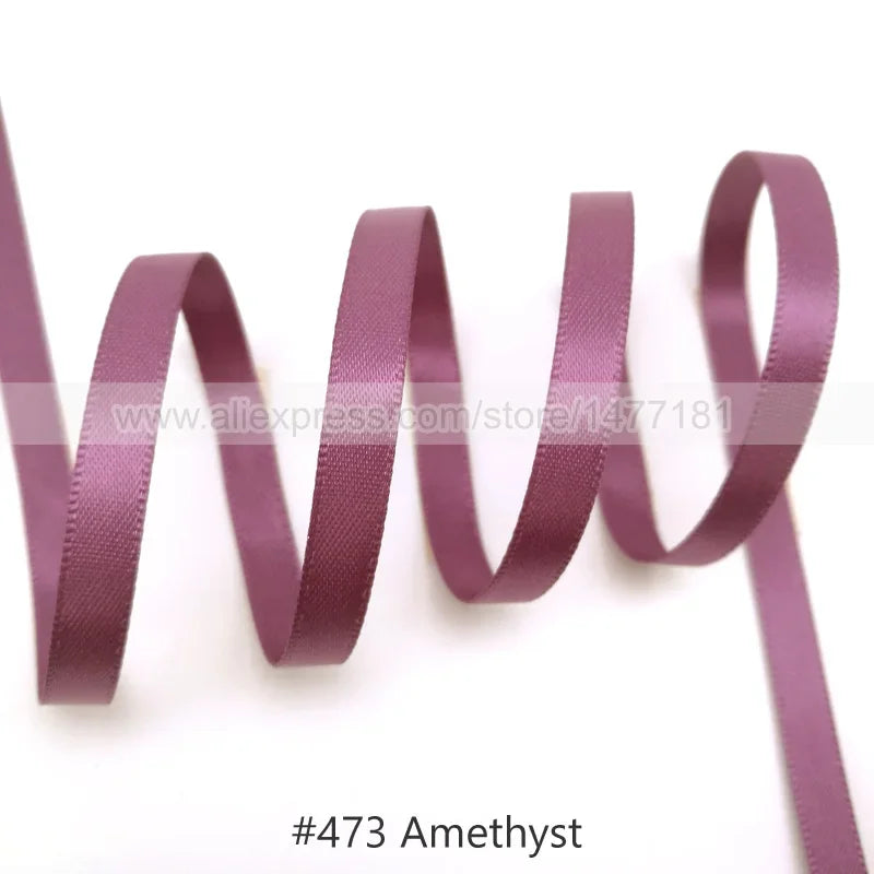 Rollen von violettem Amethyst-Satinband mit gewellter Textur