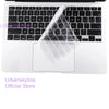 Una cubierta de teclado de silicona transparente colocada sobre un teclado de MacBook blanco.
