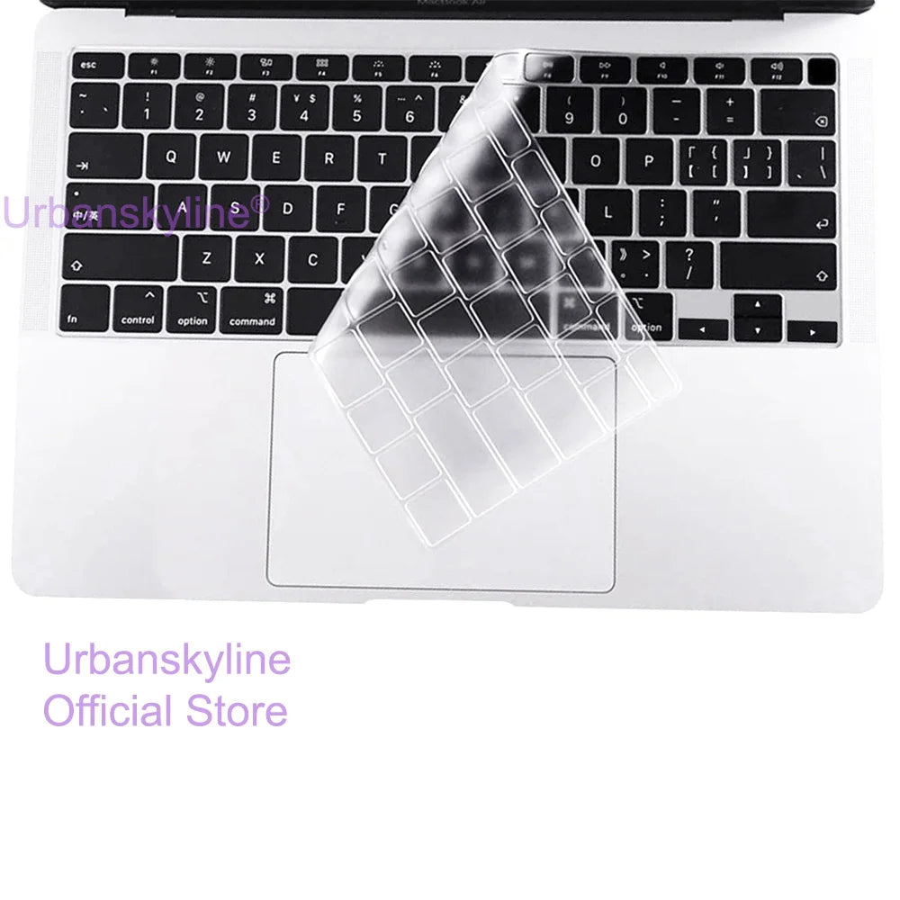 Una cubierta de teclado de silicona transparente colocada sobre un teclado de MacBook blanco.