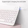 Un clavier et une souris universels Bluetooth blancs avec port de charge USB-C visible.