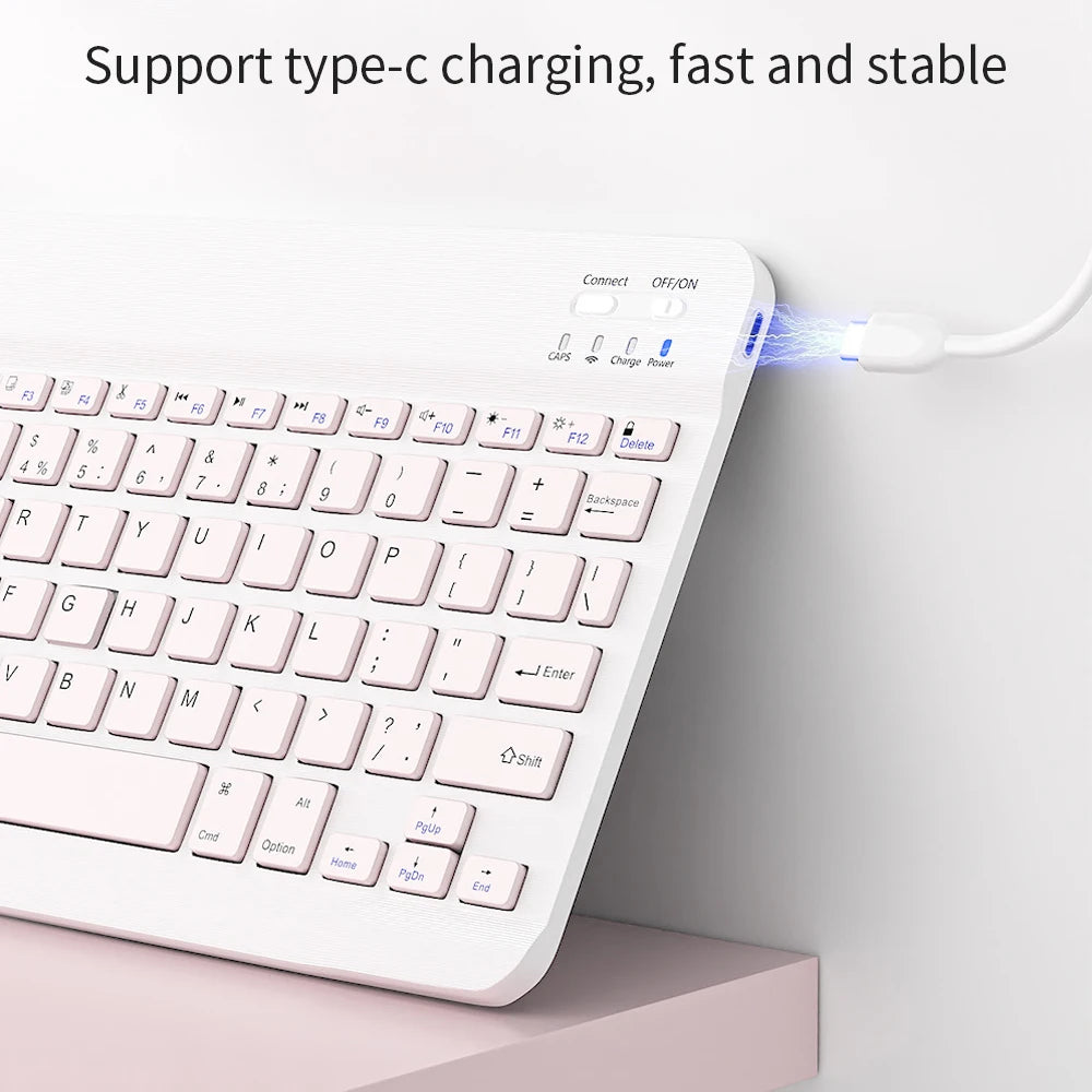 Un clavier et une souris universels Bluetooth blancs avec port de charge USB-C visible.