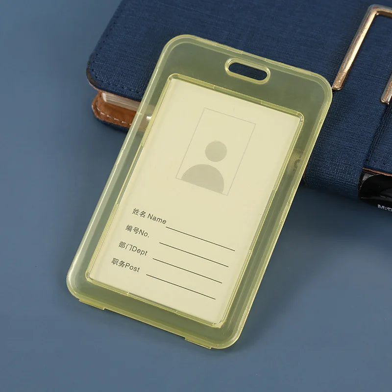 Porta de identificación de plástico transparente con espacio para perfil y campos para nombre, departamento y puesto, apoyado