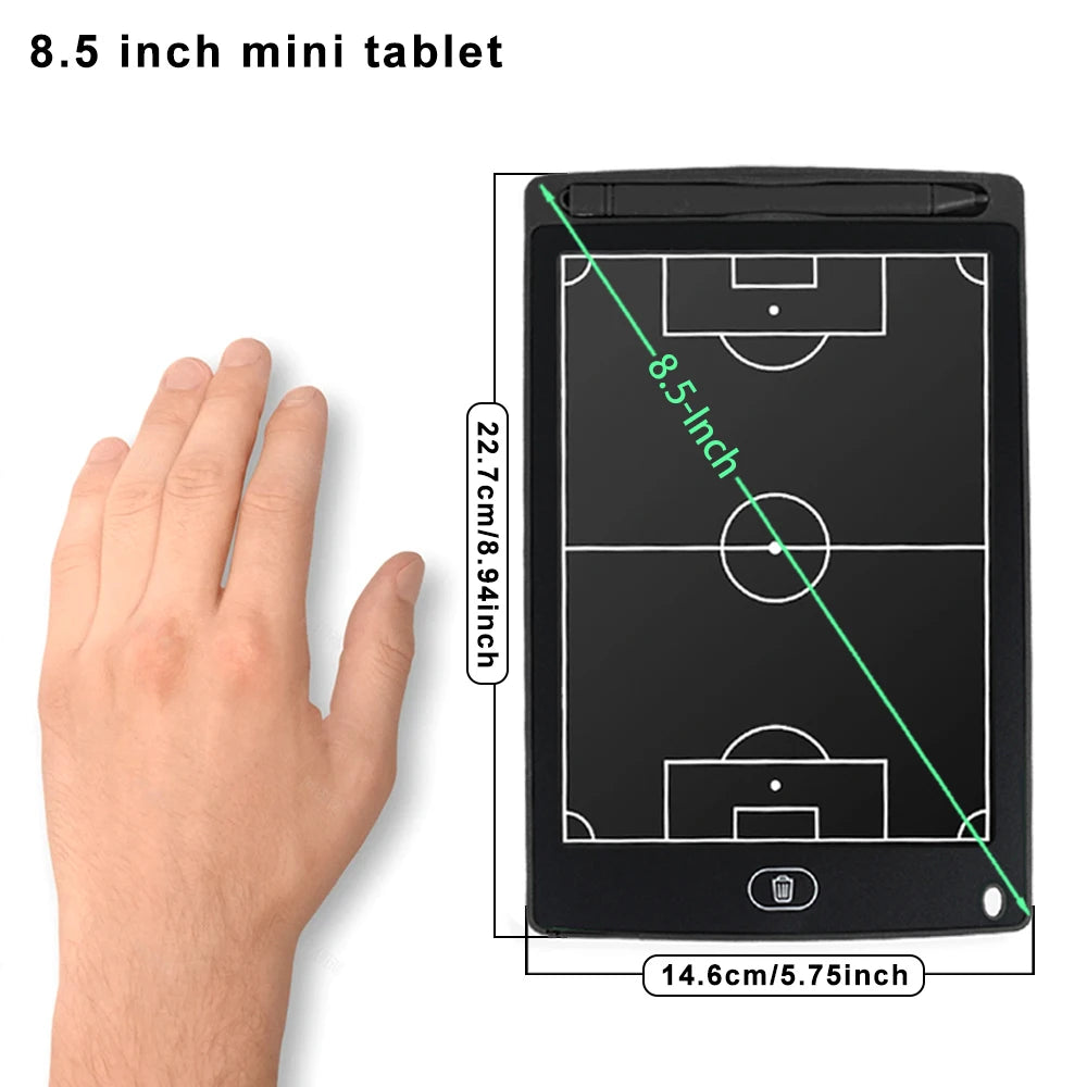 Eine Hand neben einem 8,5-Zoll-Mini-Tablet, das ein Sporttrainier-Markerbrett anzeigt.