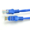 Primer plano de un conector de cable Ethernet plano azul con carcasa de plástico transparente y alambre aislado azul.