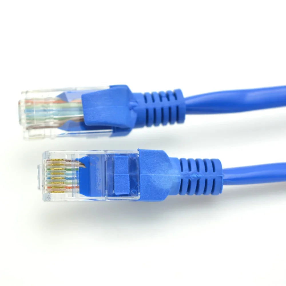 Primer plano de un conector de cable Ethernet plano azul con carcasa de plástico transparente y alambre aislado azul.