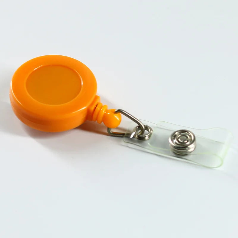 Porta credencial naranja con cubierta de plástico y clip metálico en un soporte de tarjeta plástica transparente.
