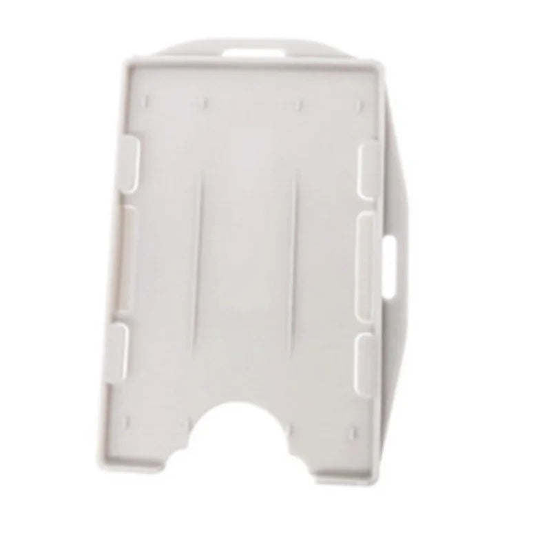 Porta credencial de plástico blanco con cubierta protectora transparente.