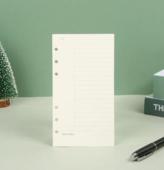 Un cuaderno de hojas sueltas blanco con líneas rayadas y una sección de resumen, mostrado sobre una superficie clara.