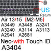 Vista cercana de una cubierta de teclado de silicona para MacBook mostrando códigos alfanuméricos e icono de huella dactilar.