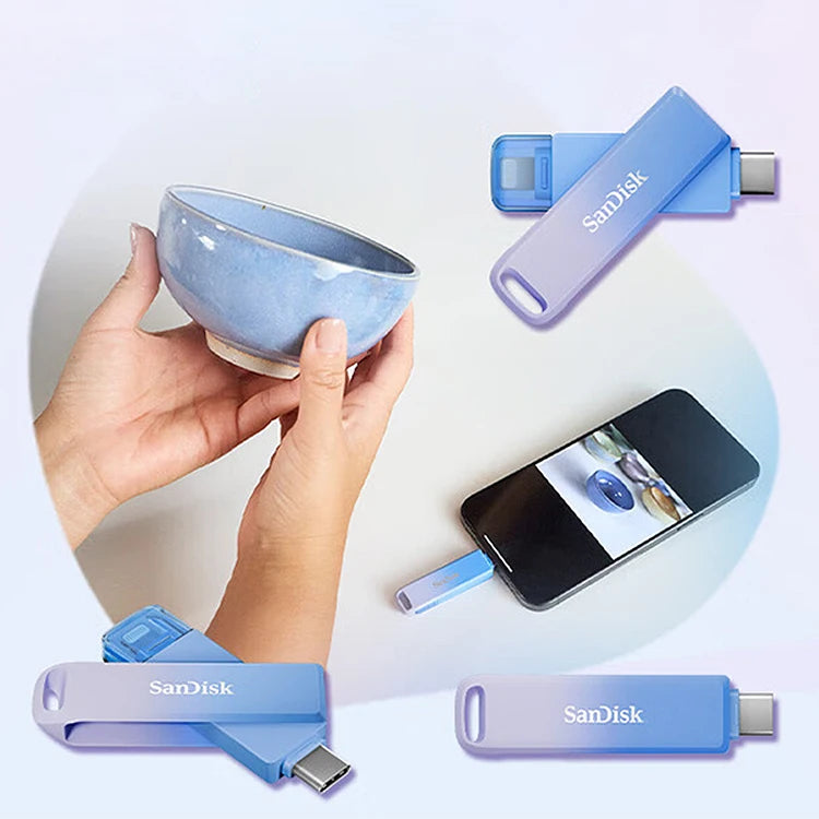 Varias memorias flash Sandisk en colores azul y morado junto a una mano sosteniendo una taza.