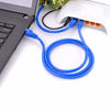 Cable Ethernet azul plano con conector RJ45 enchufado a un dispositivo blanco.