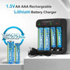 Schwarzer Mehrfachlader für 1,5V AA AAA wiederaufladbare Lithiumbatterien mit mehreren eingelegten Batterien.