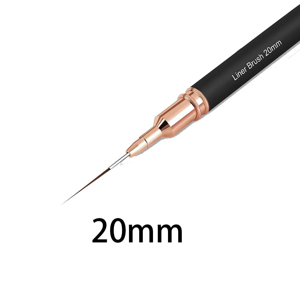 Primer plano de un pincel liner para uñas negro de precisión con ferrule dorada y punta de 20mm.