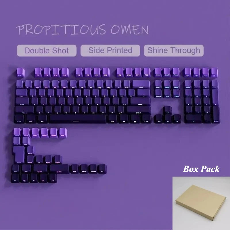 Vista cercana de un teclado mecánico morado con teclas dobles y retroiluminación RGB.