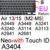 Primer plano de una cubierta de teclado de silicona negra para MacBook mostrando códigos alfanuméricos y un símbolo de devolu
